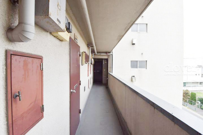 【その他共用部分】 | 松庵ハイム | マンションの共用廊下です。きれいに清掃されています。周囲のお部屋の様子も、ぜひ伺ってみてください。～即日のご見学可能～　お問合せはお気軽にどうぞ。