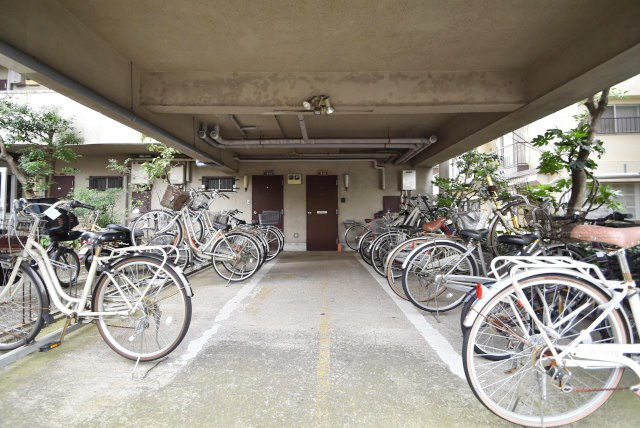 【駐輪場】 | 松庵ハイム | 自転車置き場。マンションの共用部にあたります。空きの有無や駐輪料金、各戸の台数制限などについては、改めてお問い合わせください。～即日のご見学可能～　お問合せはお気軽にどうぞ。