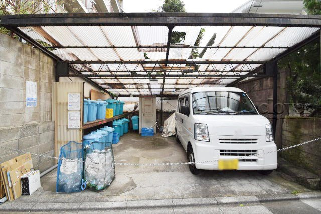 【駐車場】 | 松庵ハイム | マンションの駐車場スペース。空きの有無や駐車料金、サイズ規定などについては、改めてお問い合わせください。～即日のご見学可能～　お問合せはお気軽にどうぞ。