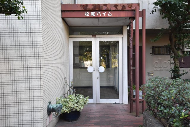 【エントランス】 | 松庵ハイム | お客様を、そして住人を出迎えてくれるマンションのエントランス。ゴミが落ちていないことからも、管理状態の良さや住民の節度の高さが見て取れます。～即日のご見学可能～　お問合せはお気軽にどうぞ。