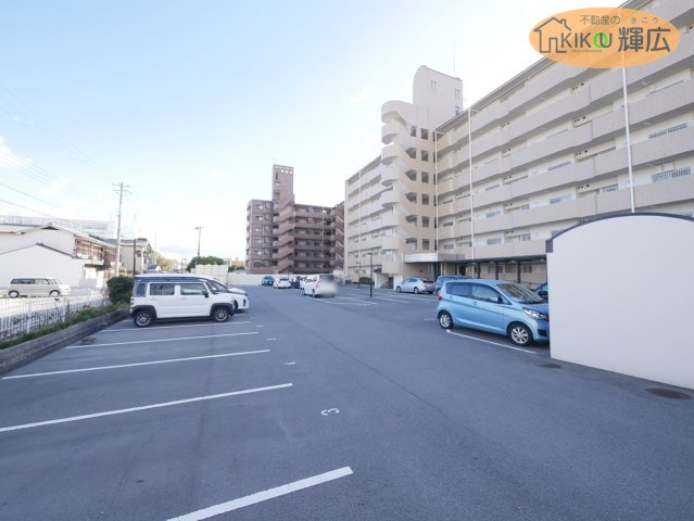 日の出ハイツ　7階の駐車場