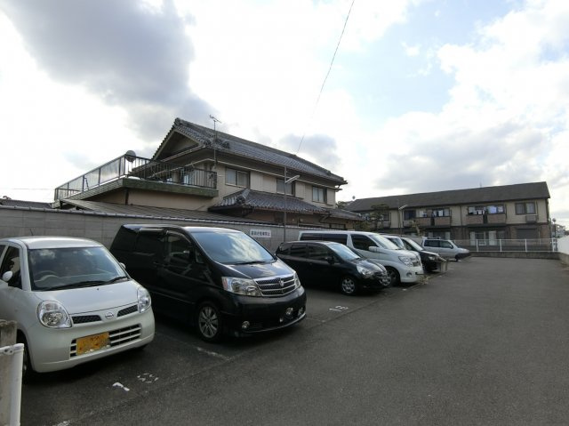 ツイン88N棟の駐車場