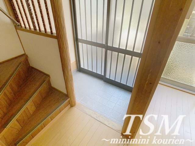 日新町一戸建貸家の玄関