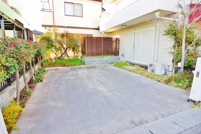 宮本町四丁目貸家の駐車場