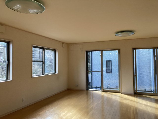 　☆西尾町中古戸建　(３ＬＤＫ　ロフト付き）☆の居間・リビング