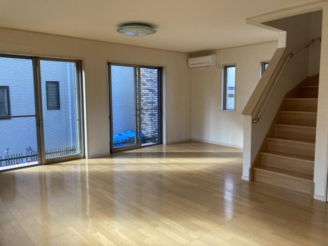 　☆西尾町中古戸建　(３ＬＤＫ　ロフト付き）☆の居間・リビング