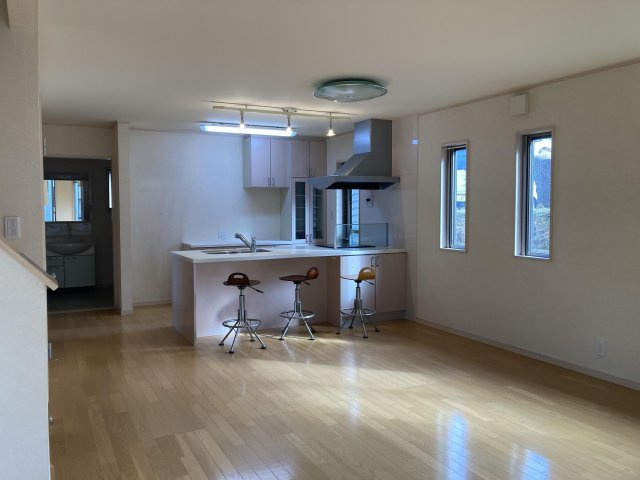 　☆西尾町中古戸建　(３ＬＤＫ　ロフト付き）☆の居間・リビング