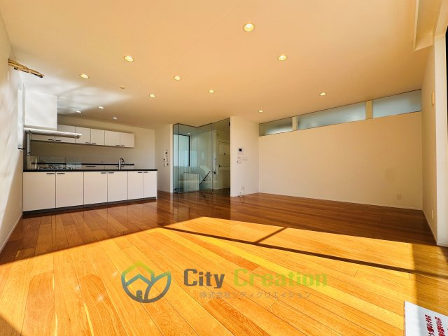 オーシャンビュー！材木座の高台にあるリフォーム済み海近住宅の居間・リビング