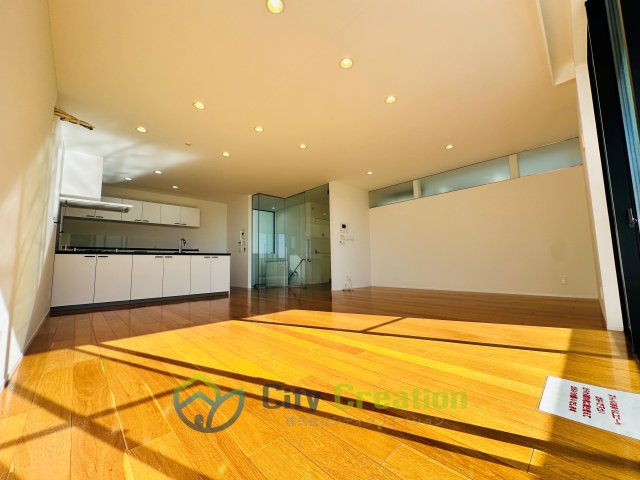 オーシャンビュー！材木座の高台にあるリフォーム済み海近住宅の居間・リビング