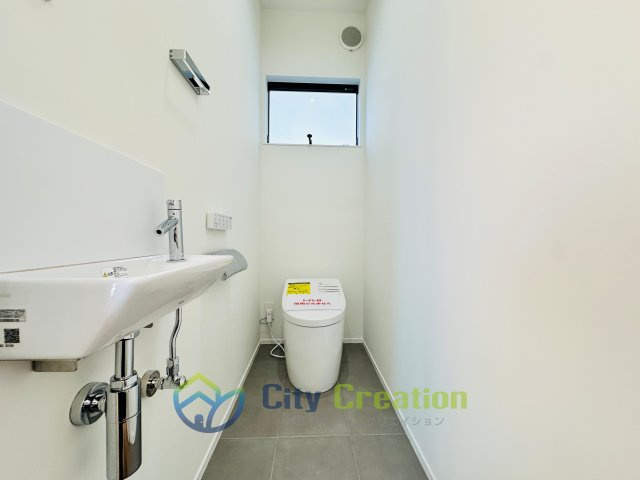 オーシャンビュー！材木座の高台にあるリフォーム済み海近住宅のトイレ