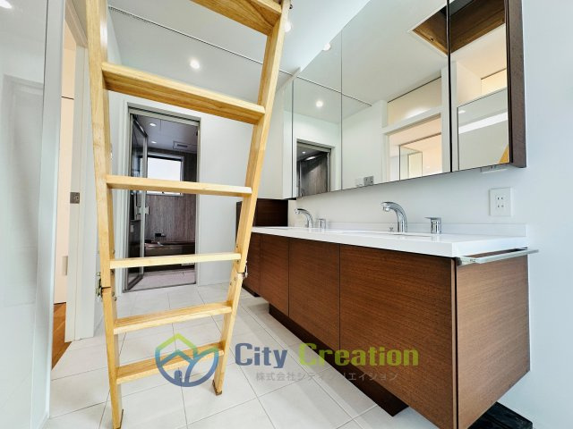 オーシャンビュー！材木座の高台にあるリフォーム済み海近住宅の独立洗面台