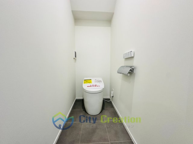 オーシャンビュー！材木座の高台にあるリフォーム済み海近住宅のトイレ