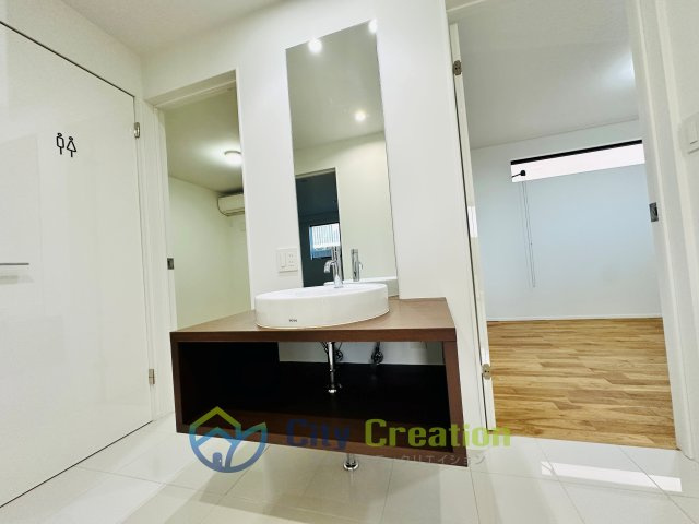 オーシャンビュー！材木座の高台にあるリフォーム済み海近住宅の独立洗面台