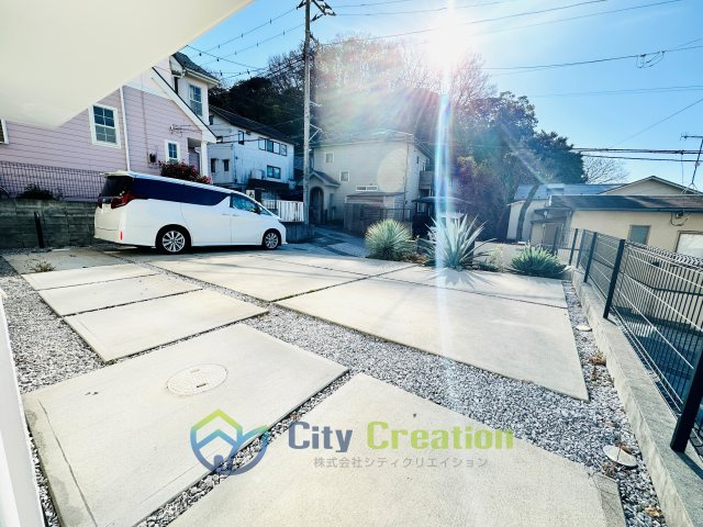 オーシャンビュー！材木座の高台にあるリフォーム済み海近住宅の駐車場