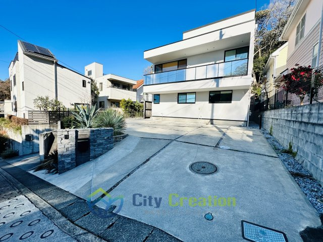 オーシャンビュー！材木座の高台にあるリフォーム済み海近住宅の前面道路含む現地写真