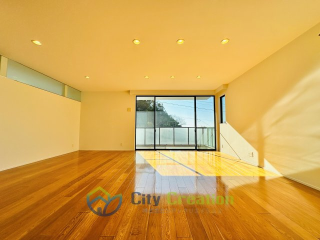 オーシャンビュー！材木座の高台にあるリフォーム済み海近住宅の居間・リビング