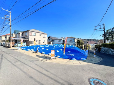 【外観】 | ◆鎌倉市梶原　新築２号棟◆ | ◆一戸建てを中心とした街並みが整然と続き、周辺は高い建物が建っていないので、緑の多い閑静な趣を感じる環境です。街並みや周辺環境も重要なポイントです！