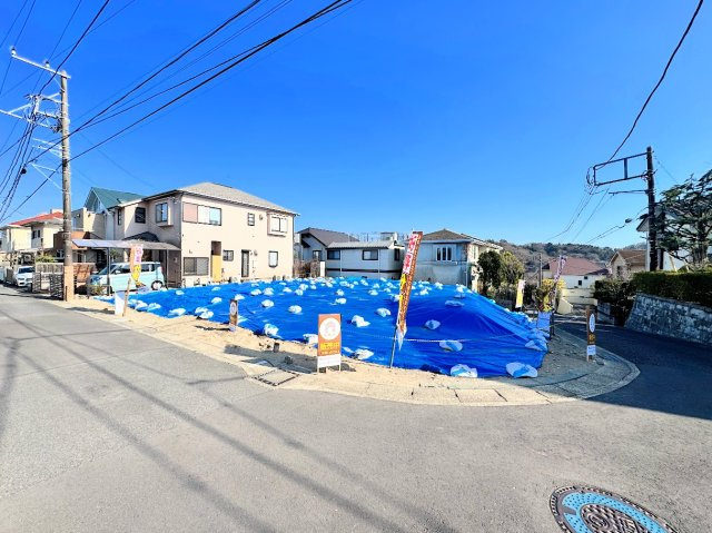 【外観】 | ◆鎌倉市梶原３丁目　新築２号棟◆ | ◆一戸建てを中心とした街並みが整然と続き、周辺は高い建物が建っていないので、緑の多い閑静な趣を感じる環境です。街並みや周辺環境も重要なポイントです！