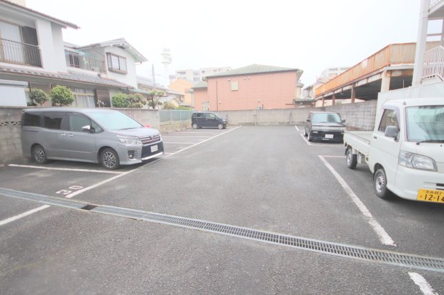 キャピタル新大宮の駐車場