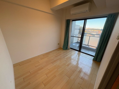 【洋室】 | ビッグヴァン京王橋本 | 洋室のメリットは重い家具が置きやすく、身の回りが整理しやすいことです。 床がフローリングのため畳とは異なり凹みにくいです。 クローゼットなど収納が豊富で、普段使わない旅行カバンや服の整頓も簡単にです。