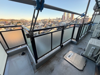 【バルコニー】 | ビッグヴァン京王橋本 | バルコニーは、室外の専用スペースのうち、「屋根がなく開放された空間」であるものを指します。ベランダより広いタイプのものが多く、日当たりもよいため家庭菜園などを楽しみたい人にとって適した環境となります。