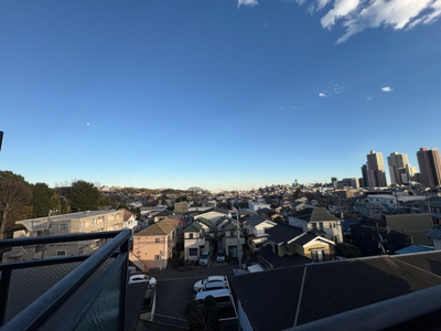 【展望】 | ビッグヴァン京王橋本 | 眺望の良さを楽しめるダイニングキッチンで家族団らんの時間を過ごしてはいかがでしょうか。バルコニーから見える景色を家族で眺める時間は、時間が経つのを忘れてしまいそうですね。是非、現地を見に行きましょう！