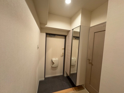 【玄関】 | ビッグヴァン京王橋本 | 玄関は家の顔でもあり、家族以外の目にも止まる場所です。玄関は外との間を仕切る扉、靴などをしまっておく収納スペース、靴脱ぎのたたきスペース、来客とのやり取りをするドアホンなど複数のアイテムからなります。