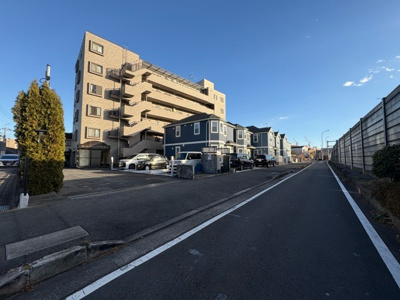 【現況写真】 | ビッグヴァン京王橋本 | 外観はマンション管理がされているかの目安になります。築年数が古いと、壁面は劣化してひび割れが生じることも！建物が古びていても細かいところが修繕されていると、きちんと管理されているなぁと感じるでしょう。