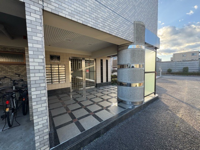 【エントランス】 | ビッグヴァン京王橋本 | マンションのエントランスには、もともと風よけや防犯の役割がありますが、マンションによって宅配ボックスなどの設備が備わっている所もあります。日々の生活をイメージしながら生活しやすさをチェックしましょう。