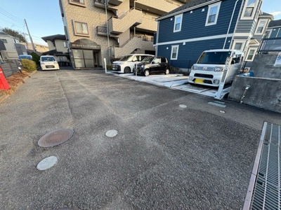 【駐車場】 | ビッグヴァン京王橋本 | 車一台あたりに必要なスペースは、標準サイズの普通自動車で横幅2m50cm、長さ5mは必要になります。ただし、乗降のことも考慮して横幅3m30cm、長さ5m50cmほどは確保できるところを選びましょう。