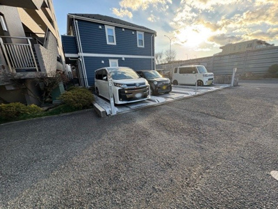 【駐車場】 | ビッグヴァン京王橋本 | 駐車場と明記されていても、最小スペースでつくられた駐車場だと大型車は駐車できなかったり、出入りしにくくなったりする可能性があります。お車のサイズと購入したい物件の駐車場のサイズを現地で確認しましょう。