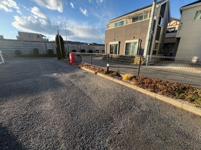 【庭】 | ビッグヴァン京王橋本 | 物件によっては、入居者が個人的に使用できる専用庭がついているものもあります。また、住宅の中にある土間の部分を庭と呼ぶこともあります。庭の用途は住む人によって変わり、それによってデザインもさまざまです。