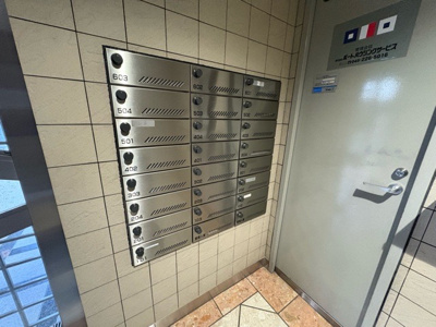 【設備】 | ビッグヴァン京王橋本 | エントランス付近に設置されている集合ポストは、住んでいる部屋と離れているため、ポストをあさるなど誰かに何かされていても被害に気づきにくいです。入居する時には他人に特定されにくい番号で鍵をかけましょう！