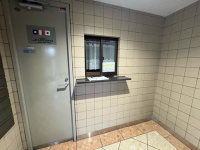 【受付】 | ビッグヴァン京王橋本 | 受付はマンションコンシェルジュがいる場合もあれば、管理人が滞在する小部屋を総称して呼ぶことがあります。主にエントランスに設置されていることから、防犯面でも期待ができます。防犯設備がない場合はより安心！