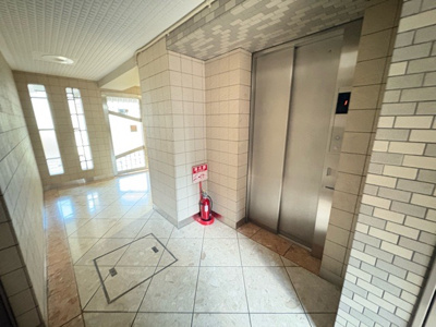 【その他共用部分】 | ビッグヴァン京王橋本 | 共有部分は、住民なら誰もが使える設備のこと。例えば駐車場やエレベーター、インターネット設備、セキュリティ設備などがあります。他にも、マンションの廊下・外部階段やエントランス・ゴミ置き場などがあります。