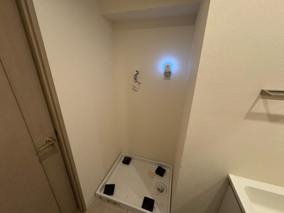 【ランドリースペース】 | ビッグヴァン京王橋本 | ランドリースペースも気になります。洗濯機置場があり「洗う、干す、取り込む、アイロンがけ、たたむ」など、洗濯に関する家事をするための空間です。広さや収納など付帯設備も含めて、詳細は現地でご確認ください。