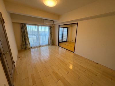 【居間・リビング】 | ビッグヴァン京王橋本 | リビングの間取りの種類は大きくわけてリビングとダイニングが別になっているタイプ、リビングダイニング一体型です。どちらも一長一短ですので、家を選ぶ時はその両面をチェックして決めるようにしましょう。
