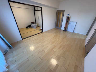 【居間・リビング】 | ビッグヴァン京王橋本 | 直線タイプはLとDKを一直線に並べた形で対面キッチンのタイプです。一般的なのでよく見かけるかもしれません。直線タイプに似た直接アイランドタイプは、キッチンとダイニングの間に壁がない分広く感じられます。