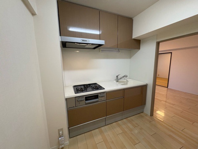 【キッチン】 | ビッグヴァン京王橋本 | 標準的なシステムキッチンの横幅は、165cm～300cm程度です。2100・2400・2550・2700などミリ単位で表記されます。普段どのように料理をするのかを想定しながら合ったサイズを選びましょう