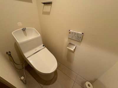 【トイレ】 | ビッグヴァン京王橋本 | トイレは大きさや形、機能、抗菌性などが異なる多種多彩なタイプが各メーカーから出ています。それぞれに良さがあるため、事前にどういったタイプのトイレがいいのかをご家庭内で決めて、内見に行くといいでしょう。