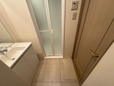 【脱衣所】 | ビッグヴァン京王橋本 | 洗面脱衣所は「体を綺麗に整える場所」という目的と役割を持っています。そして便利で使い勝手のいい「体を綺麗に整える場所」にするためには、配置や動線、照明や収納計画をしっかりと検討しておく必要があります。