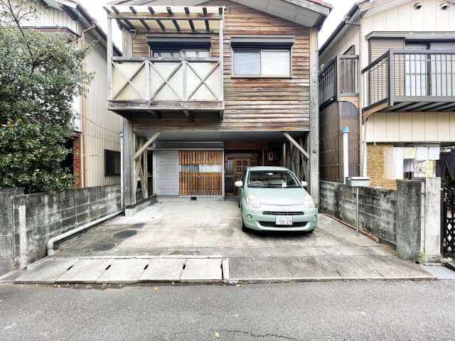 八万町内浜一戸建の駐車場