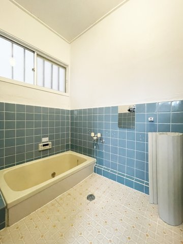 八万町内浜一戸建の浴室