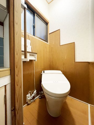 八万町内浜一戸建のトイレ