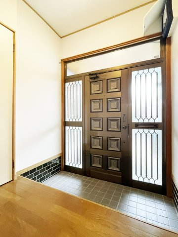 八万町内浜一戸建の玄関