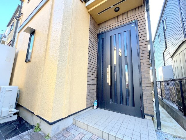 昭島市緑町２丁目の中古一戸建の玄関