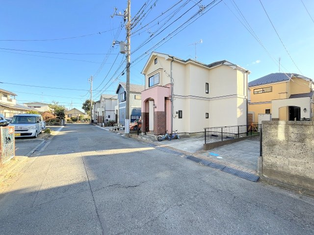 昭島市緑町２丁目の中古一戸建の前面道路含む現地写真|２階建てのお家が建ち並ぶ閑静な住宅街です！