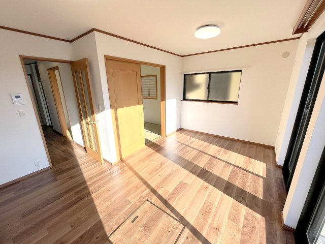 昭島市緑町２丁目の中古一戸建の居間・リビング|陽が差し込む明るいLDKです！