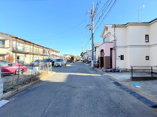 昭島市緑町２丁目の中古一戸建の前面道路含む現地写真