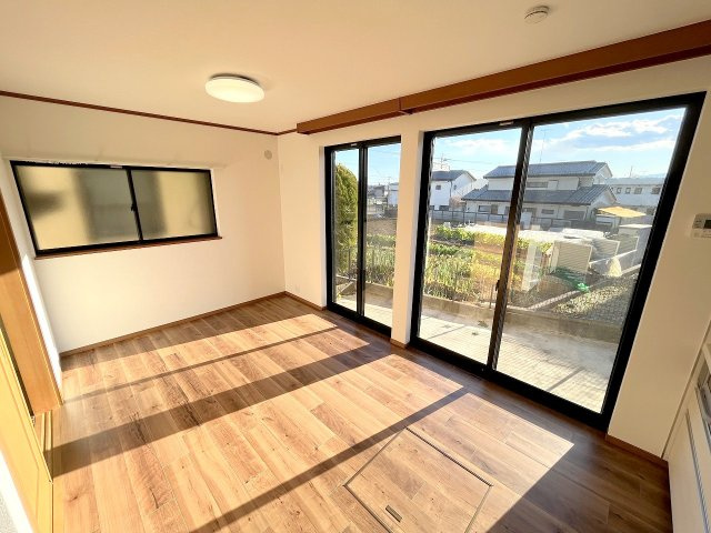 昭島市緑町２丁目の中古一戸建の居間・リビング|南側に建物がない為一日中日当たり良好です！